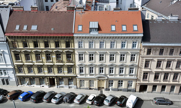 Trotz geringer Renditen sind Zinshäuser bei Investoren weiterhin gefragt.