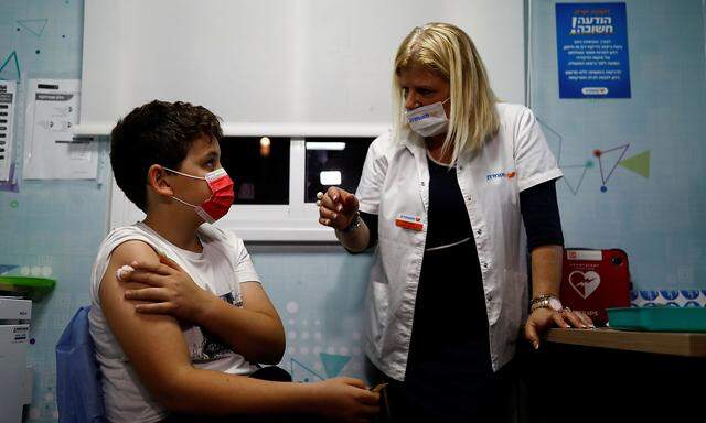 Der 10-jährige Noam bekommt seine Corona-Impfung in Tel Aviv. Viele Eltern sehen die Impfung ab fünf Jahren jedoch kritisch. 
