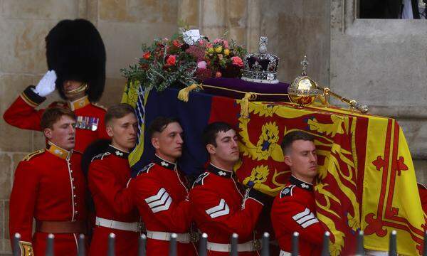 Der Sarg der Queen wird aus der Westminster Abbey getragen - es geht per Trauermarsch am Buckhingham Palast vorbei. Später wird der Sarg in einen Leichenwagen umgeladen - der dann die rund 30 Kilometer nach Windsor Castle zurücklegen wird.