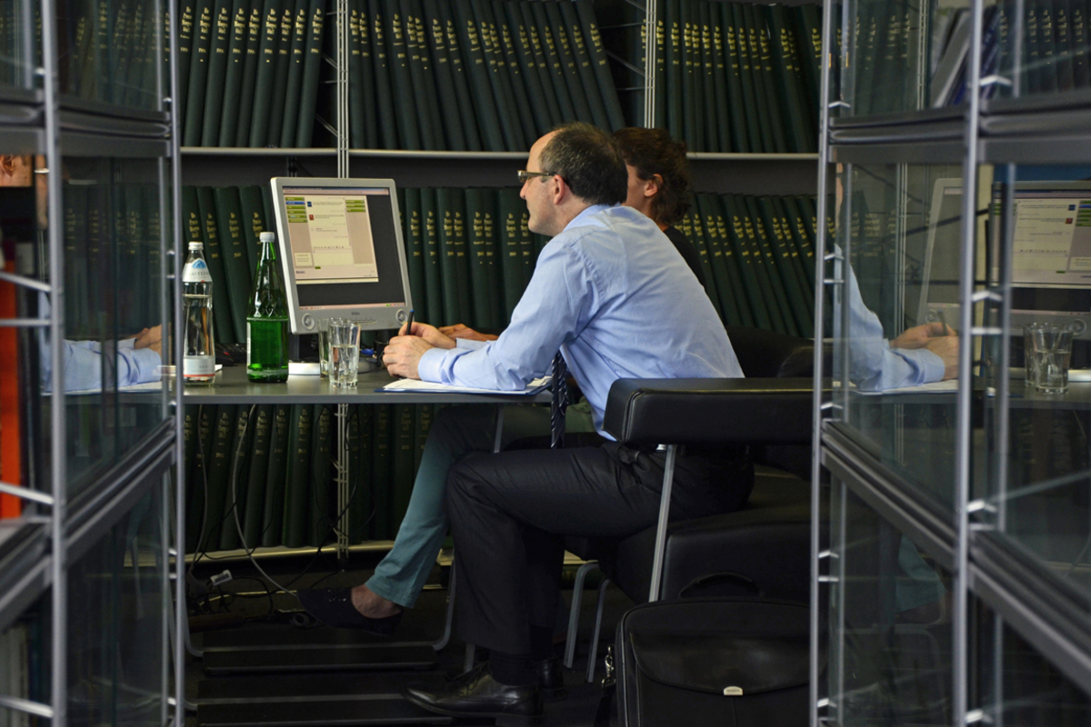 "Der Euro ist für Griechenland zu hart, daher muss die Wettbewerbsfähigkeit wiederhergestellt werden. Die Banken sind schwach kapitalisiert, sie müssen mit neuem Eigenkapital versorgt werden, damit die Kreditversorgung aufrecht bleibt. Und der Staat muss seine Ausgaben wieder auf die erzielbaren Einnahmen reduzieren, um die Verschuldung herunterzubringen. Dies ist gerade in der jetzigen Situation außerordentlich schwierig, aber auch unvermeidbar."