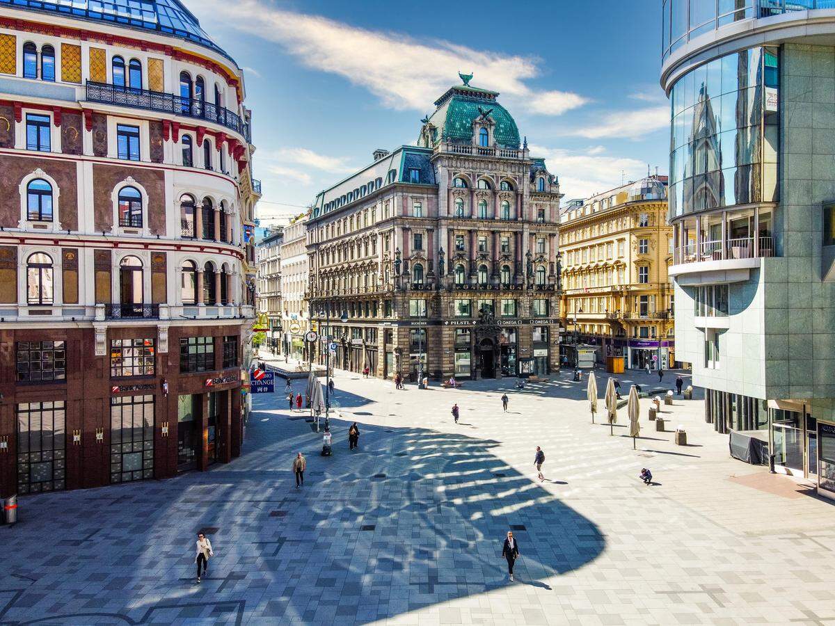 Zum Stephansdom hin oder von ihm weg führen sternförmig drei "Hauptwege": die Kärntner Straße, der Graben mit dem Kohlmarkt und einem Stück Tuchlauben – begehrte Einkaufsstraßen – und die Rotenturmstraße.