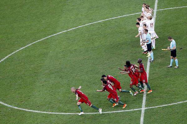 Der Moment der Entscheidung: Ricardo Quaresma trifft den entscheidenen Elfmeter gegen Polen und schießt Portugal ins Halbfinale.