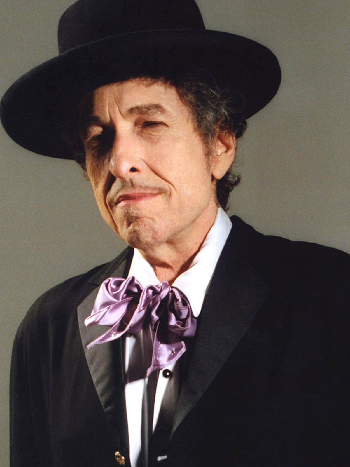 Als möglicher, aber unwahrscheinlicher Kandidat gilt der Folk- und Rock-Poet Bob Dylan jedes Jahr. Bis heuer: Bei den Buchmachern des britischen Wettanbieters Ladbrokes ist er Mittwoch auf Platz eins vorgerückt. Eine Auszeichnung des Musikers ("I'm a poet, I know it") würde der Tatsache Rechnung tragen, dass die Popkultur den Begriff von Literatur entscheidend verändert hat und bestimmt für Aufsehen sorgen.