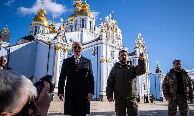 US-Präsident Joe Biden traf in Kiew den ukrainischen Präsidenten Wolodymyr Selenskij. Vor dem Michaelskloster wurde für Fotos posiert, als Luftalarm aufheulte.