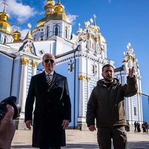 US-Präsident Joe Biden traf in Kiew den ukrainischen Präsidenten Wolodymyr Selenskij. Vor dem Michaelskloster wurde für Fotos posiert, als Luftalarm aufheulte.