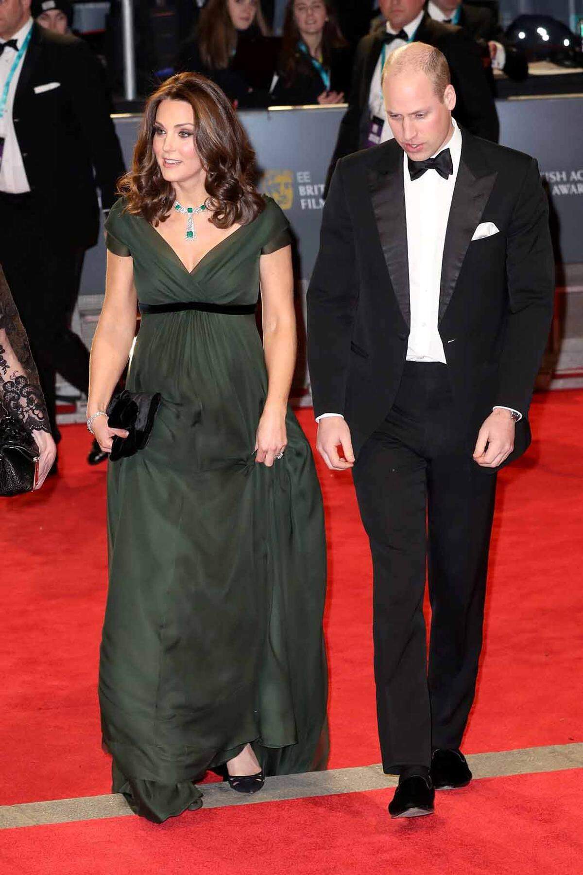 Die Jenny Packham-Robe, in der Kate zu den diesjährigen BAFTA Awards in der Royal Albert Hall kam, heizte sie ungewollt die Metoo-Debatte an. Während viele das Kleid als Bruch des "Time's Up"-Dresscodes (Schwarz) sahen, interpretierten andere den Auftritt als Kompromiss: Kate sei es mit dem dunkelgrünen Kleid und dem schwarzen Gürtel gelungen, sich an das königliche Protokoll zu halten und trotzdem Stellung zu beziehen. Am Ende ist Feminismus wohl nie eine Frage des Kleides.