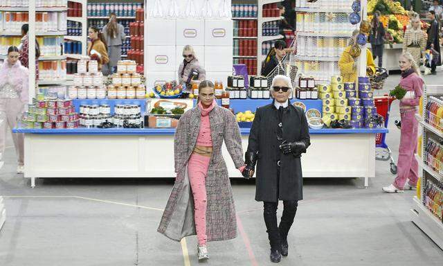 Nahrhaft. Das Grand Palais wurde von Karl Lagerfeld für Chanel in  einen Hypermarché umgestaltet.