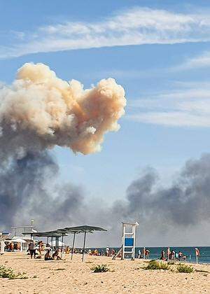 Über dem Flughafen Saki auf der Halbinsel Krim stiegen nach den massiven Detonationen schwarze Rauchwolken auf. Viele russische Touristen reagierten entsetzt.