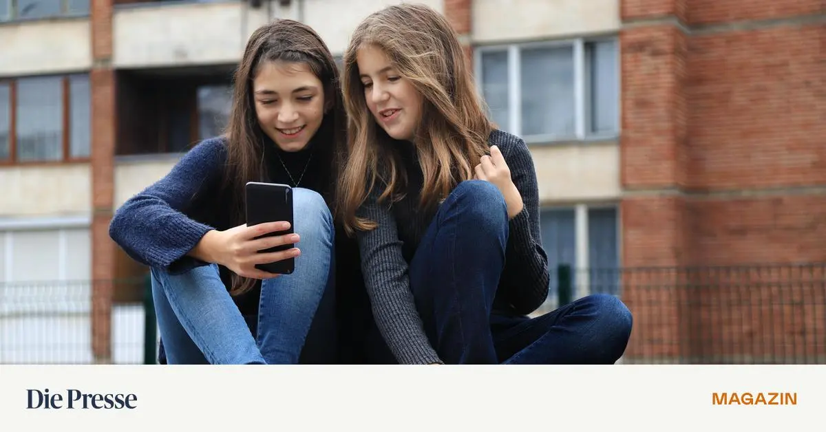 Junge-Menschen-sind-digitale-Multitasker-premium-
