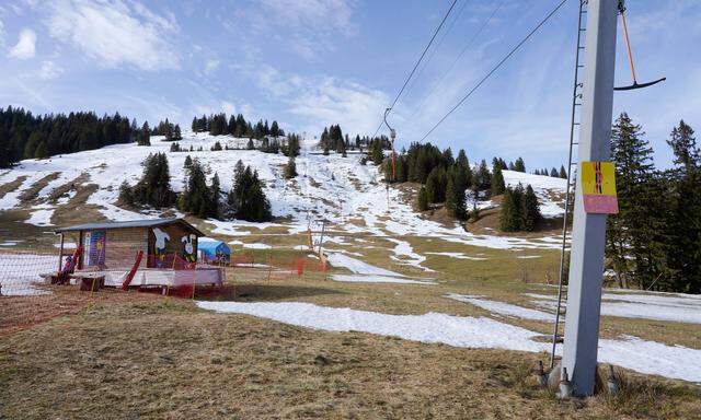 Schon im heurigen Winter mangelte es in vielen .Skigebieten in den Alpen an Schnee. Die Klimakrise wird dieses Problem laut Forschenden verstärken.