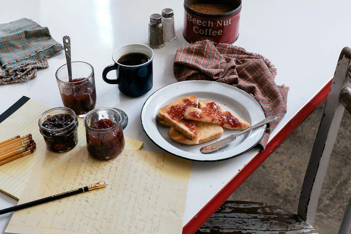 Autor John Steinbeck aß gerne kalten Toast und abgestandenen Kaffee auf seinem Küchentisch inmitten von Marmeladengläsern.