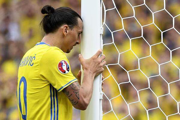 Schweden unterliegt Italien 0:1. Zlatan Ibrahimovic verzweifelt.