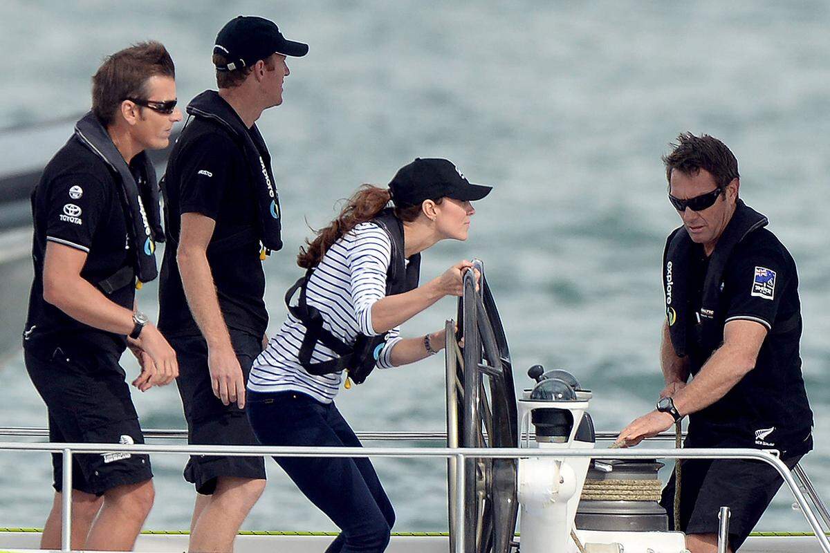 Passend zum Thema und abseits des vorgestellten Bands, schießen wir noch ein paar Seebär(innen) nach. Selbst ist die Herzogin, Catherine steuerte ihr Boot bei einem Rennen in Auckland selbst.