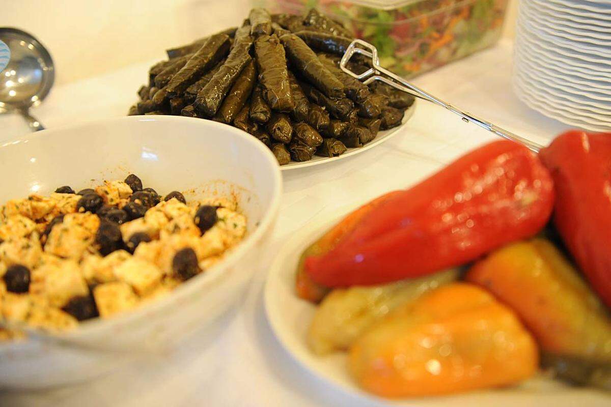 Das "Iftar" genannte abendliche Fastenbrechen wird vor allem im Familienkreis, aber auch mit Freunden täglich gefeiert. Dabei werden allerlei Delikatessen aufgetischt.