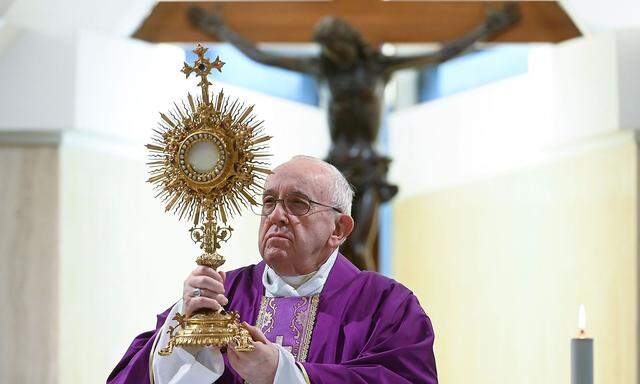 "Urbi et orbi"-Segen? Das gibt es normalerweise immer erst am Ostersonntag. Papst Franziskus spendet den Segen wegen der Coronavirus am Freitag.