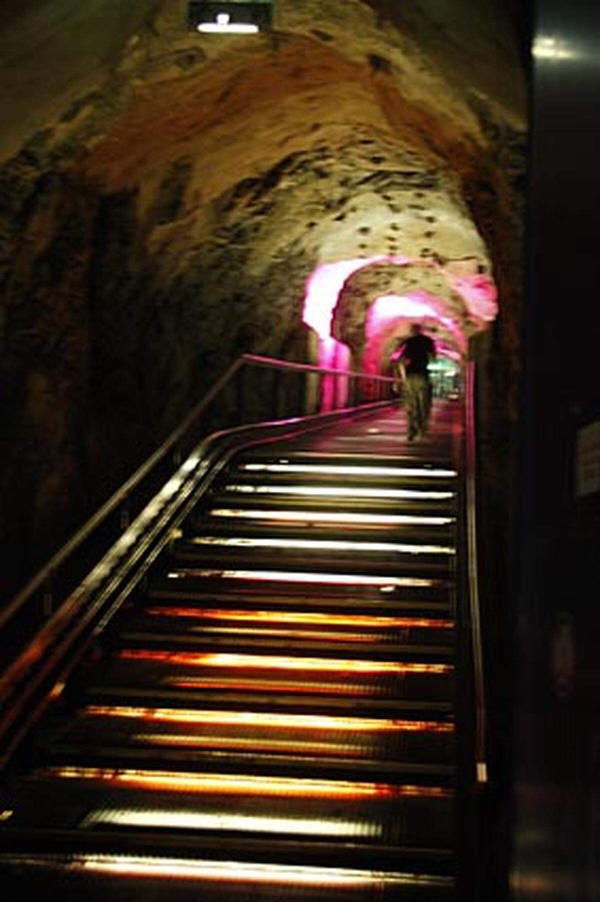 Mit dröhnenden Bässen, die jede Faser erzittern ließen, begrüßte der Dom im Berg die Festivalgäste am Donnerstag. Der 20 Meter breite, zwölf Meter hohe und 28 Meter tiefe ehemalige Stollen im Schlossberg bot optimale Club-Atmosphäre.