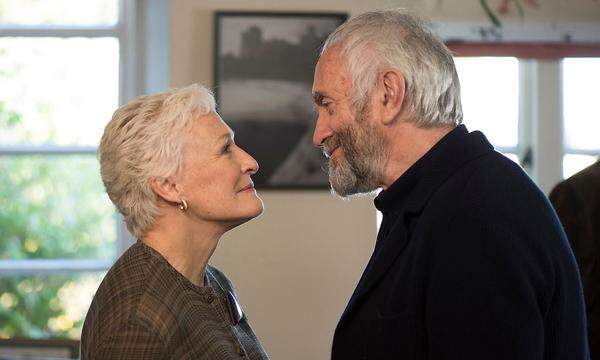 "Die Frau des Nobelpreisträgers" erzählt die Geschichte des Schriftstellers Joe Castleman (Jonathan Pryce) und seiner Ehefrau (Glenn Close, die dafür als heiße Oscar-Kandidatin gilt). Joe Castleman bekommt den - aus seiner Sicht hochverdienten - Literaturnobelpreis. Zusammen mit Joan und dem gemeinsamen Sohn David (Max Irons, Sohn von Jeremy), der ebenfalls Schriftsteller-Ambitionen hat, reist er zur Preisübergabe nach Schweden - und die Fassade des glücklichen Paares bekommt nach 40 Jahren Risse, auch weil es ein großes Familiengeheimnis verbirgt. Länge: 100 minGenre: DramaLink: Die Frau des Nobelpreisträgers