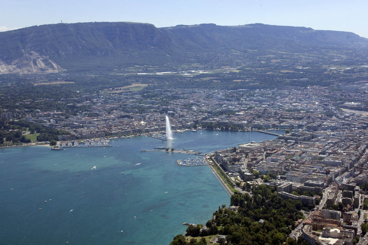 Die Schweizer Stadt hat es gerade noch in die Top Ten der teuersten Mietmärkte geschafft. Eine Zwei-Zimmer-Wohnung in Genf kostet monatlich rund 2000 Euro - wenn man Glück hat vielleicht mit Seeblick. Als Grund für die hohen Mieten sind die vielen internationalen Organisationen samt ihrem Personal nicht völlig ausreichend. Mit einer Immobilie in der Schweiz kann man nämlich darüber hinaus gut Steuern sparen.