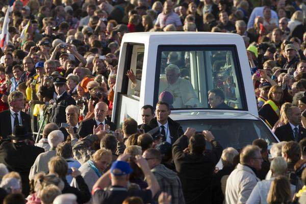 Am Abend des zweiten Tages seines Deutschlandbesuchs begibt sich Papst Benedikt XVI. nach Eichsfeld in Etzelsbach, wo er auf dem Pilgerfeld nahe der Wallfahrtskapelle eine Marienvesper abhält.