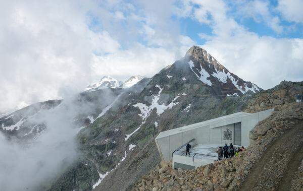 Für eine solche „Cinematic Installation“ gibt es keine echte Bezugsvorlage: Was hier im Inneren des Gipfelbereichs des Söldener Skibergs auf 1300 Quadratmetern errichtet wurde, ist weder Museum noch Kino, nicht Filmstudio, nicht Themen- und Erlebniswelt im herkömmlichen Sinn.