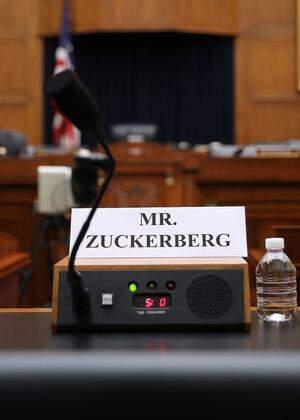 Revolutioniert Mark Zuckerberg das Geldsystem? Das hoffen viele und fürchten andere.