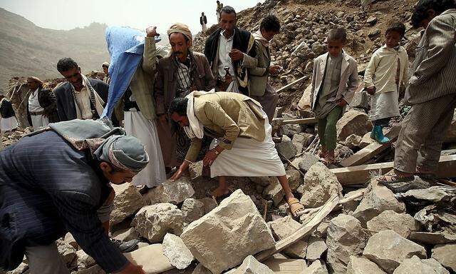 In Okash bei Sanaa rissen saudische Luftangriffe zahlreiche Menschen in den Tod.
