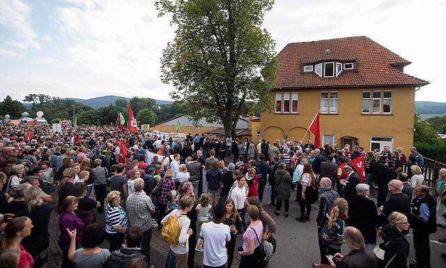 Demonstranten vor der Flüchtlingsunterkunft in Salzhemmendorf.