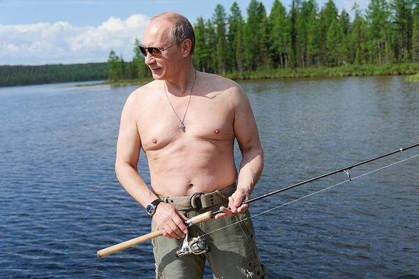 Vom russischen Präsidenten Wladimir Putin ist man die Oben-ohne-Aufnahmen schon fast gewöhnt: Seit 2007 zeigt er regelmäßig neues Fotomaterial seines Oberkörpers. Entweder beim Angeln ...