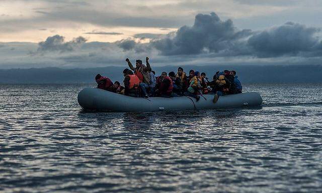 Schlauchboot mit Flüchtlingen