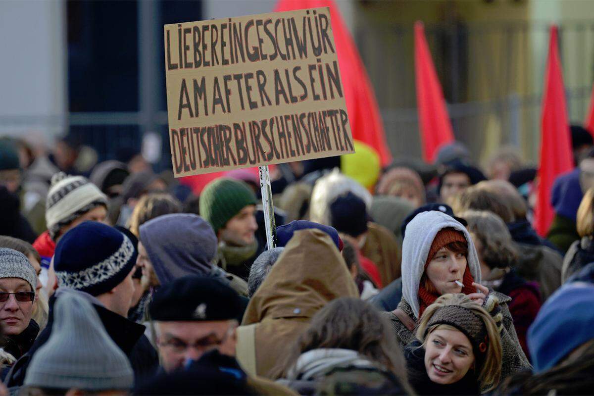 Die Sprecherin des Aktionsbündnisses, Claudia Schütz, meinte, man habe als Zivilgesellschaft "viel erreicht". Denn ohne deren Druck wäre es nie zum Vertragsausstieg der Messe gekommen. Vor ein paar Jahren wären die Burschenschafter in Innsbruck noch von den Verantwortlichen begrüßt und die Demonstranten als "Chaoten" beschimpft worden. Heute aber begrüße Bürgermeisterin Christine Oppitz-Plörer die Gegendemonstration, so Schütz.