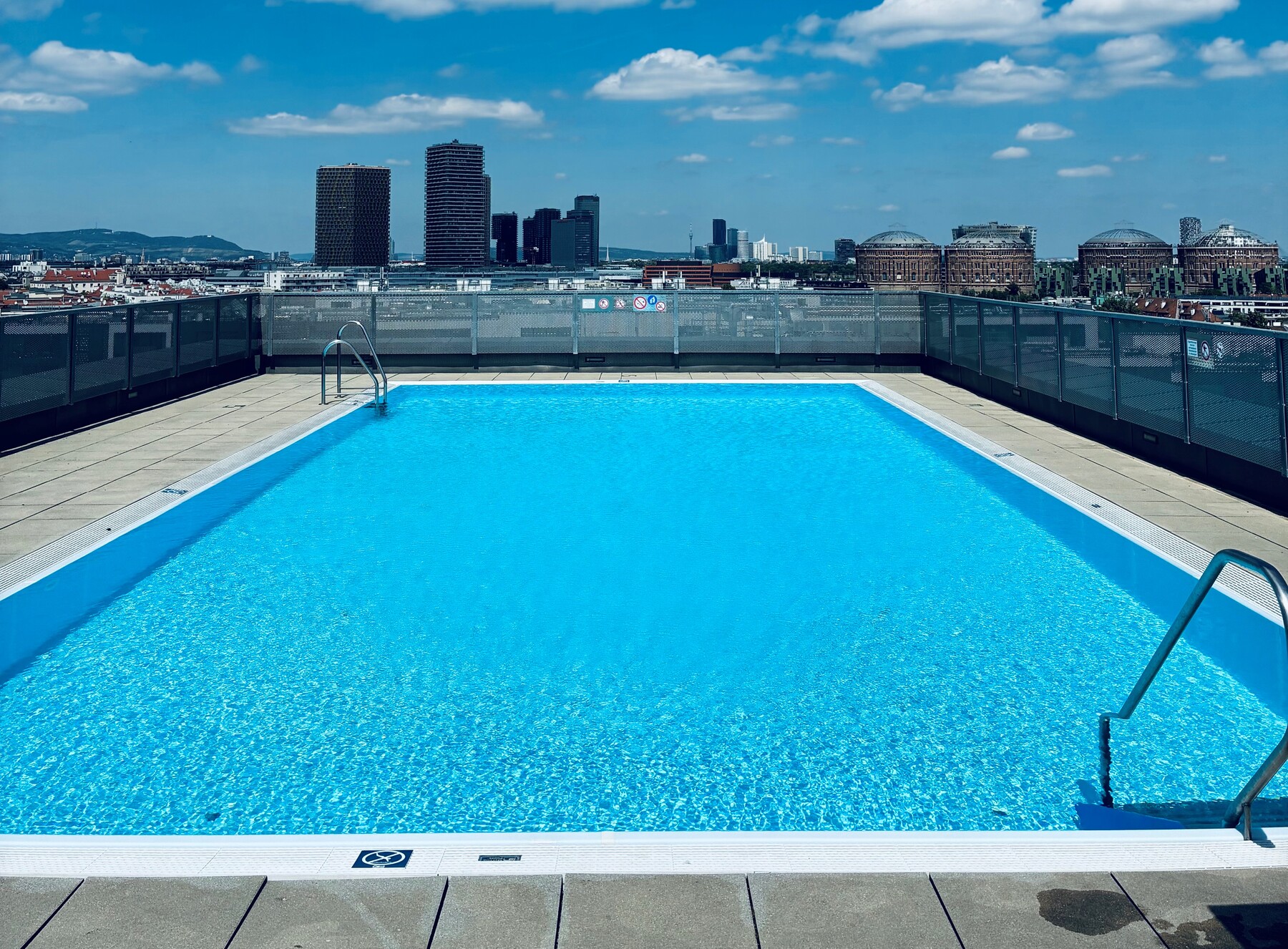 Mit Anlauf in einen Swimmingpool springen [premium]