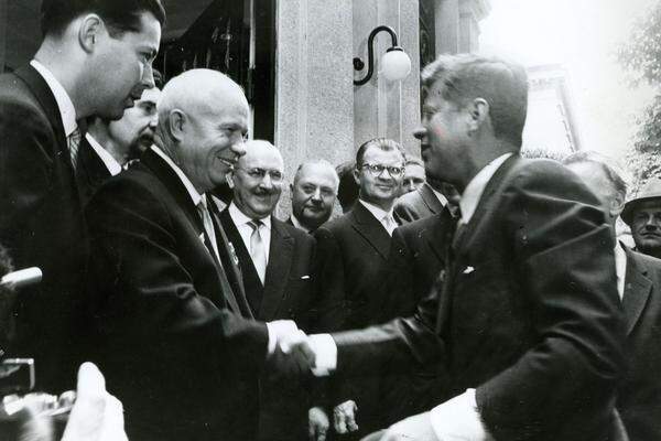 Zwei Arbeitstreffen zwischen Kennedy und Chrustschow sind angesetzt - und zwar in den Botschaften der beiden Supermächte. Aufgrund der Ausgangslage will Kennedy das Treffen im neutralen Österreich als erstes "Kennenlernen" nützen und die Berlin-Frage umschiffen.