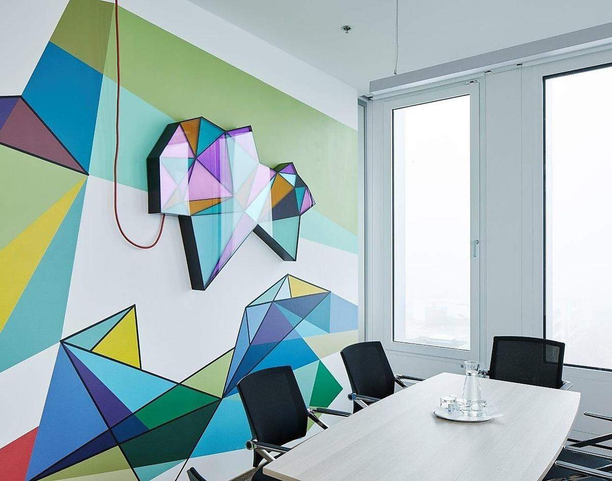 Auch in der Wiener Konzernzentrale der BIG wird Kunst für MitarbeiterInnen und BesucherInnen erfahrbar: Tobias Rehberger schuf mit "Time to…" (2014) sieben raumgreifende Wandinstallationen, die aus großflächigen, abstrakten Acrylmalereien und farbigen LED-Uhrenobjekten bestehen.