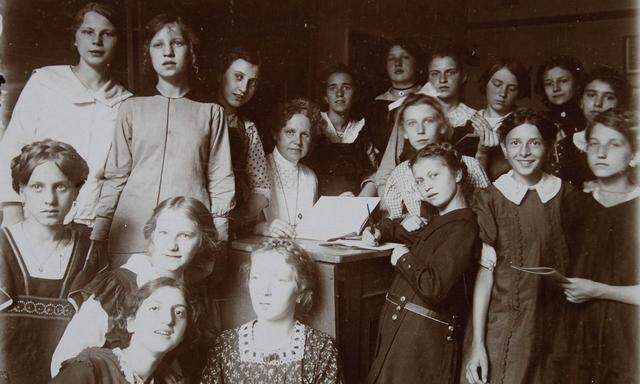Mädchenklasse von 1910. Eugenie Schwarzwald bekämpfte die oberflächliche und rein schöngeistige Mädchenerziehung ihrer Zeit. In ihrer Schule ging es fröhlich zu. 