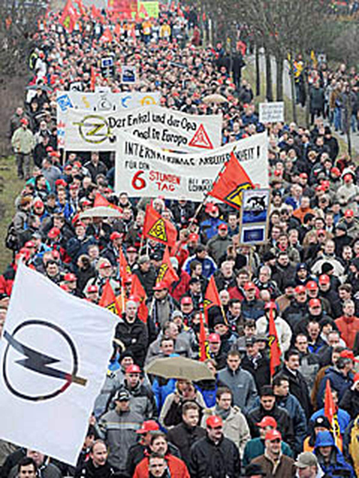 Es könne nicht sein, dass die deutsche Bundesregierung 500 Mrd. Euro an Bürgschaften und mehr als 100 Mrd. an Kapitalspritzen für Banken zur Verfügung stelle, aber für den industriellen Kern, für die Basis des Wohlstandes "keinen müden Cent aufbringen will", sagte Huber.