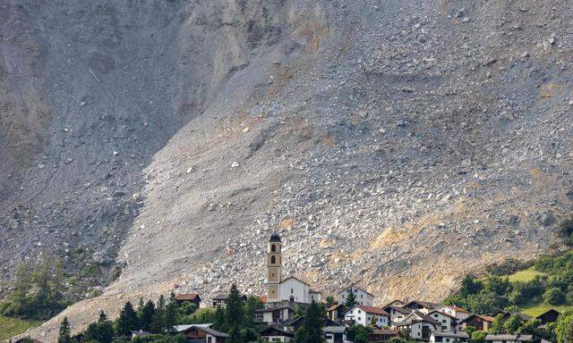 Brienz im Juni 2023, als ein Felssturz das Dorf nur knapp verfehlte. (Photo by ARND WIEGMANN / AFP)