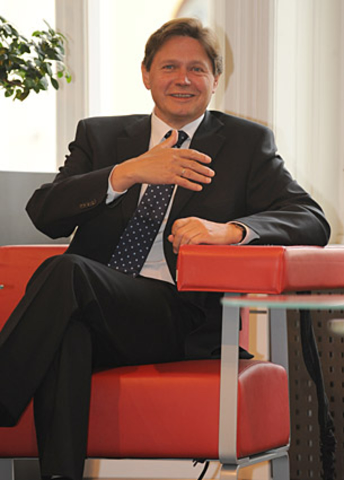 Wolfgang Anzengruber: Bis Mitte der 90er-Jahre war der Verbund eine rote Hochburg. Mit dem Abschied von Walter Fremuth wurde der Proporz zwar nicht abgeschafft, seither wird der Konzern aber von ÖVP-nahen Vorständen dominiert. Der angesehene Manager Anzengruber gilt als bürgerlich.