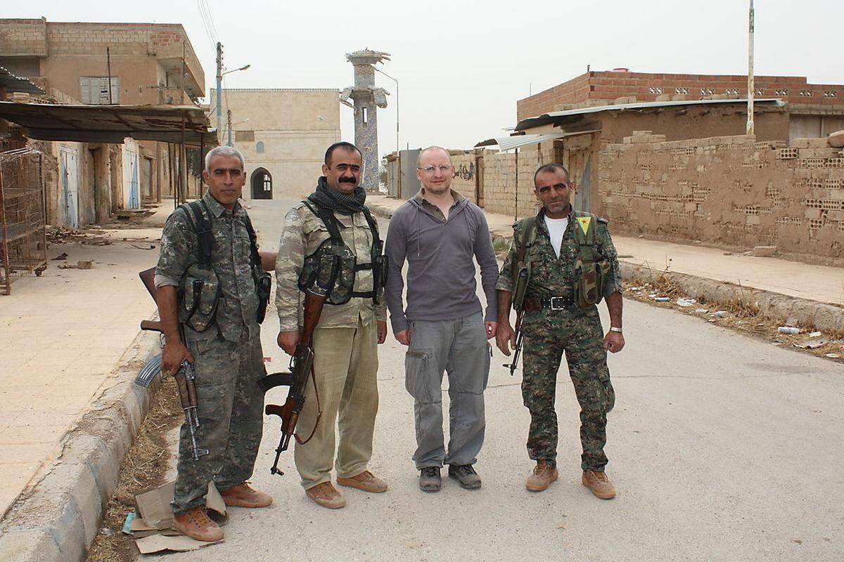 Einige Kilometer vom Dorf Harek entfernt liegt der Pilgerort Tel Marouf. Auch Tel Marouf wird von kurdischen Kämpfern bewacht (hier mit "Presse"-Außenpolitik-Redakteur Wieland Schneider).