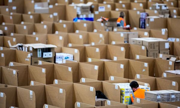 11 04 2017 XA Xanten Rheinberg Amazon Rheinberg Einblick in die Logistikhallen Inbound Outbo