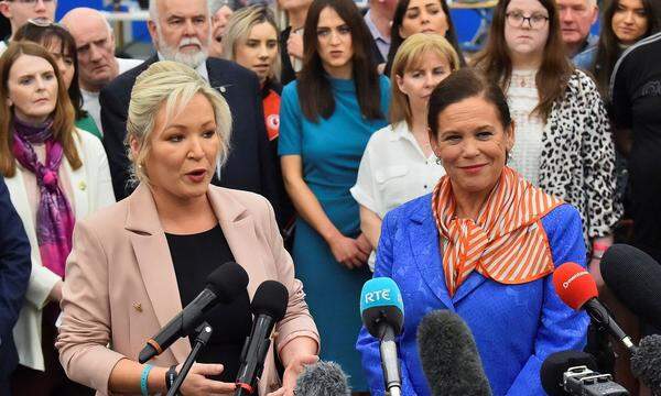 Wahlsiegerinnen der Sinn Fein: Spitzenkandidatin Michelle O'Neill (l.) und Parteichefin Mary Lou McDonald (r.) 