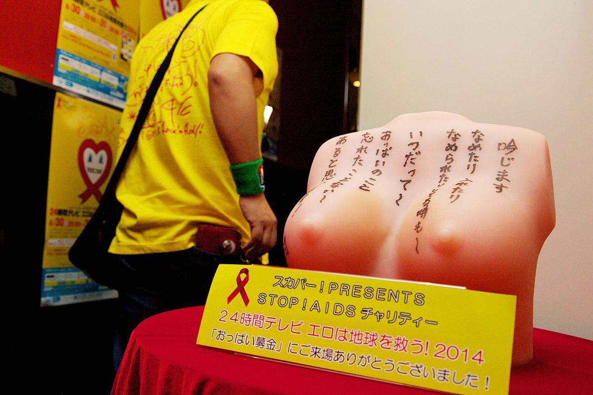 Bei der bizarren Charity zur Aids-Prävention in Tokio standen sie am 30. und 31. August stundenlang mit entblößten Brüsten nebeneinander.