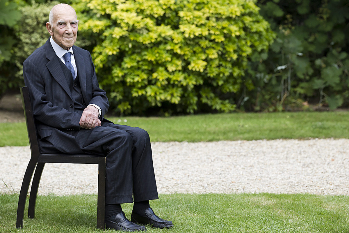 Der Präsident des Europaparlamentes, Martin Schulz, würdigte Hessel als "großen Europäer" "Er wird uns sehr fehlen", schrieb er über den Internet-Kurzbotschaftendienst Twitter. Er habe sich durch "einen Kämpfer- und Freiheitsgeist" ausgezeichnet.