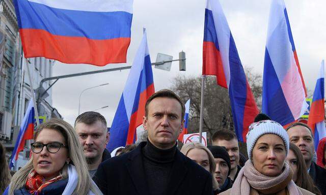 Archivbild aus dem Februar 2020: Nawalny bei einer Demonstration in Moskau mit seiner Frau Julia (re.).