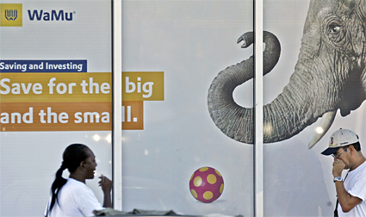 Auch bei der Pleite-Sparkasse Washington Mutual gibt es ähnliche Kurssprünge.Milliardenklagen gegen JPMorgan Chase, das sich die ehemalige größte US-Sparkasse einverleibt hat, sowie gegen die staatliche Einlagensicherung FDIC laufen. Das zieht Spekulanten an - das wilde Wetten auf ausgebombte Finanztitel liegt im Trend.