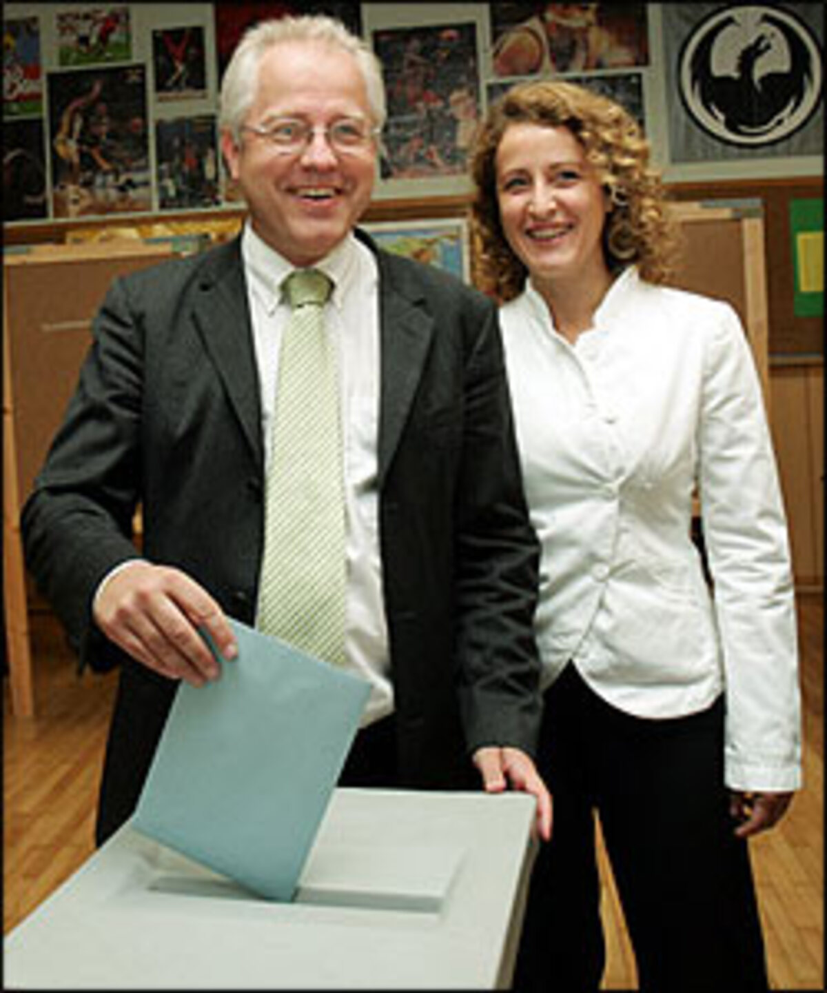 Die Liste Martin habe "ein Angebot an die Wähler gemacht, dass sehr klar war", sagte Martin. Es gehe um die Entscheidung, "weg von der Parteienherrschaft hin zu einer Bürgerdemokratie". Wenn die Wähler sich "blenden" ließen, "von den Millionen aus ihrem Steuergeld", dass die anderen Parteien im Wahlkampf "verschleudern", dann werde Martin "diese Entscheidung respektieren. Ein neues Angebot wird es nicht geben".