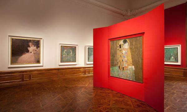Klimts Kuss hat schon viel erlebt bzw. optisch überlebt, sogar eine rote Wand wie hier 2011 bei der Neuaufstellung der Dauerausstellung des Oberen Belvedere. 