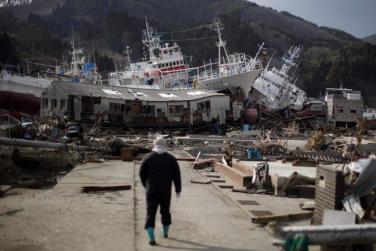 Dienstag (29. März): In Kesennuma wurden die Schiffe an Land gespült.