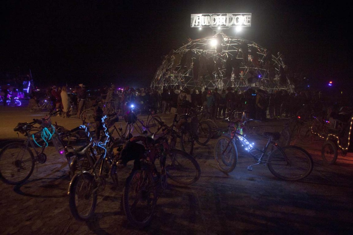 Manche Teilnehmer wollten ihre Initiation in einem eigens konstruierten "Thunder Dome" feiern ...