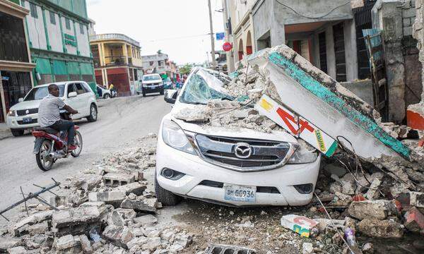 Zahlreiche Gebäude stürzten ein, darunter ein mehrstöckiges Hotel in der Stadt Les Cayes. Dank der raschen Reaktion von Rettungskräften und Bürgern seien viele Verschüttete lebend geborgen worden, teilte der Zivilschutz mit. Regierungschef Ariel Henry rief einen einmonatigen Ausnahmezustand in den vier betroffenen Verwaltungsbezirken aus.  