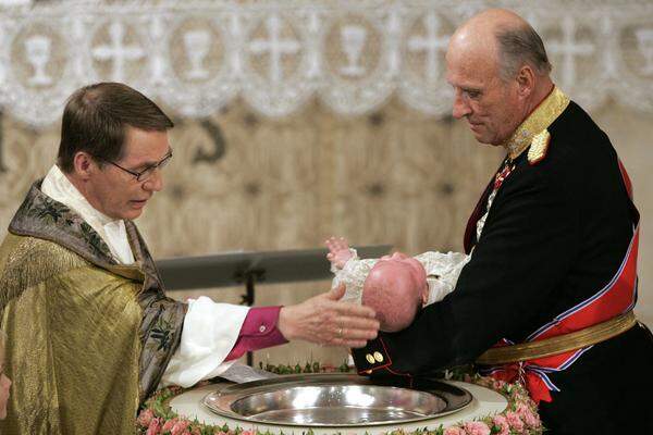 König Harald von Norwegen mit seiner Enkelin Prinzessin Ingrid Alexandra.